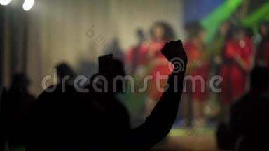 黑人非洲人在音乐厅祈祷。 舞，举起双手.. 从你的手中射出背光。